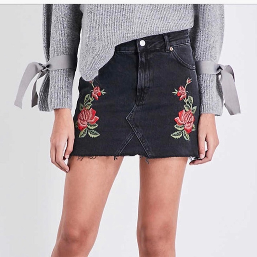 TOP Shop Moto Women’s Floral Embroidered Raw-Hem Denim skirt in Faded Black
